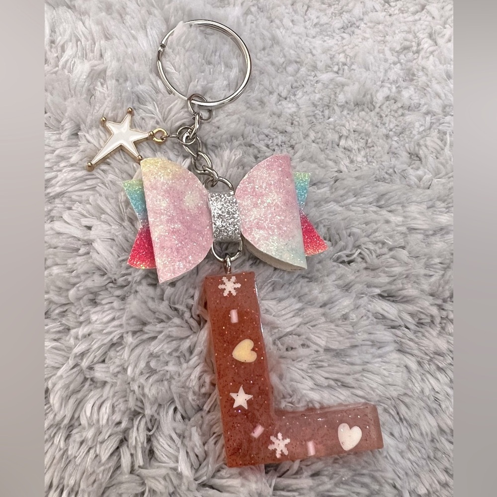 🌸3/$10) Handmade Epoxy Resin Alphabet Letter Key Chain (L)